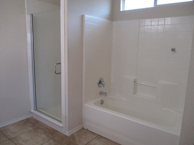 Building Photo - $1995 / 3br – 1648 ft2 - 3/2/2 w/Office ready to move in Brookville Estates (Forney)