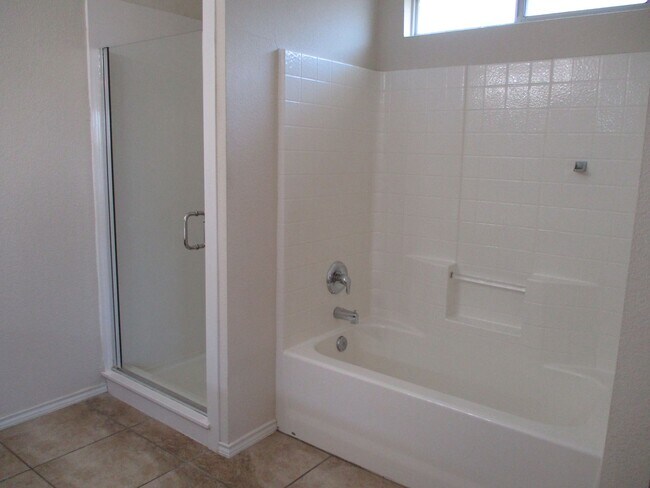 Building Photo - $2050 / 3br – 1648 ft2 - 3/2/2 w/Office re...
