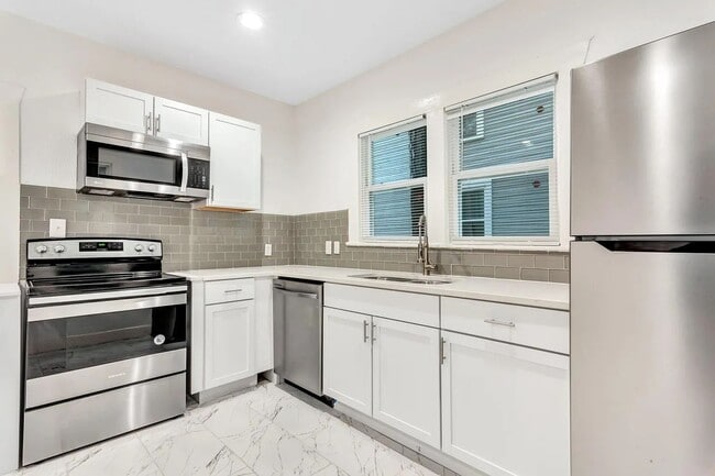 Building Photo - 425 E Sears St