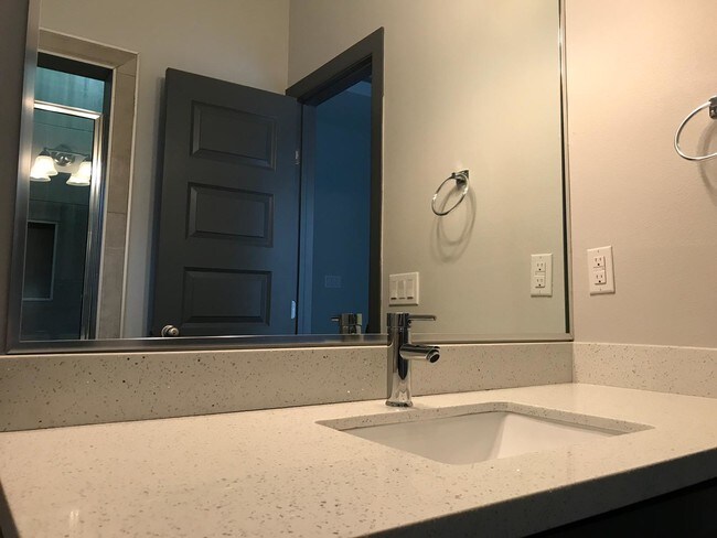 Building Photo - 904 E la Cantera Ave