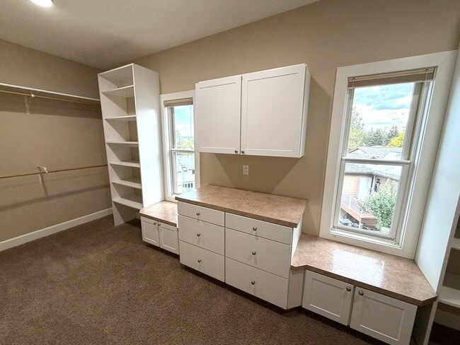 Building Photo - Absolutely Stunning, 6-Bed 3.5 Bath Execut...