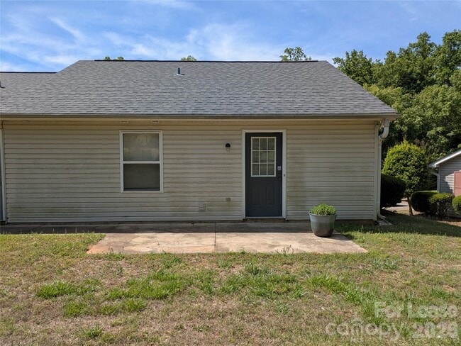 Building Photo - 108 Bogey Ln