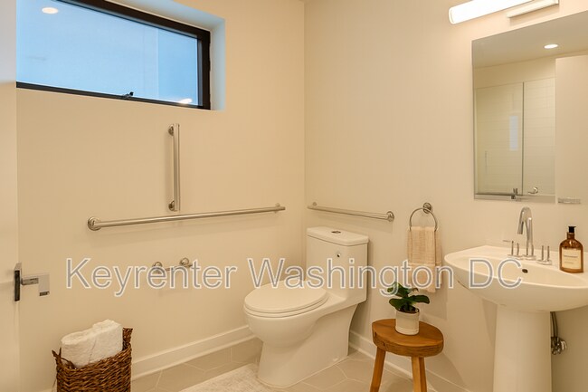 Building Photo - 1460 Belmont St NW