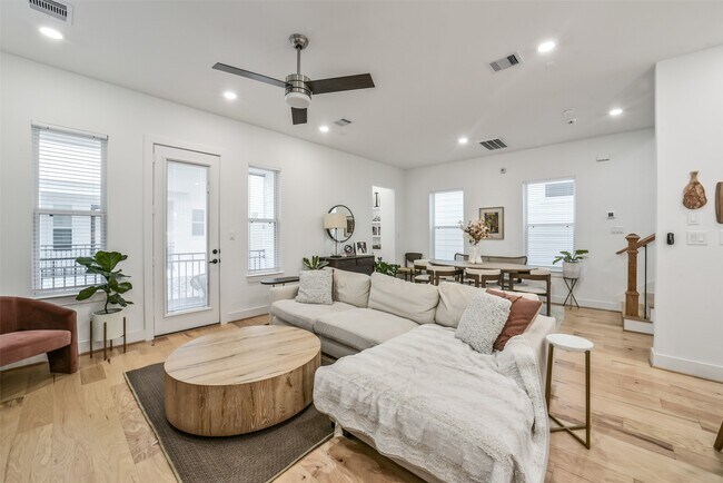 Building Photo - 718 W Donovan St