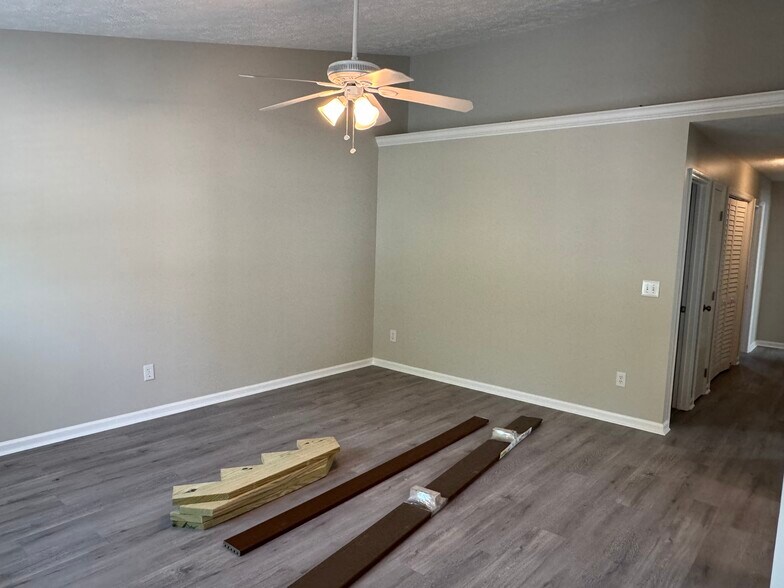 Building Photo - 624 Varsity Dr