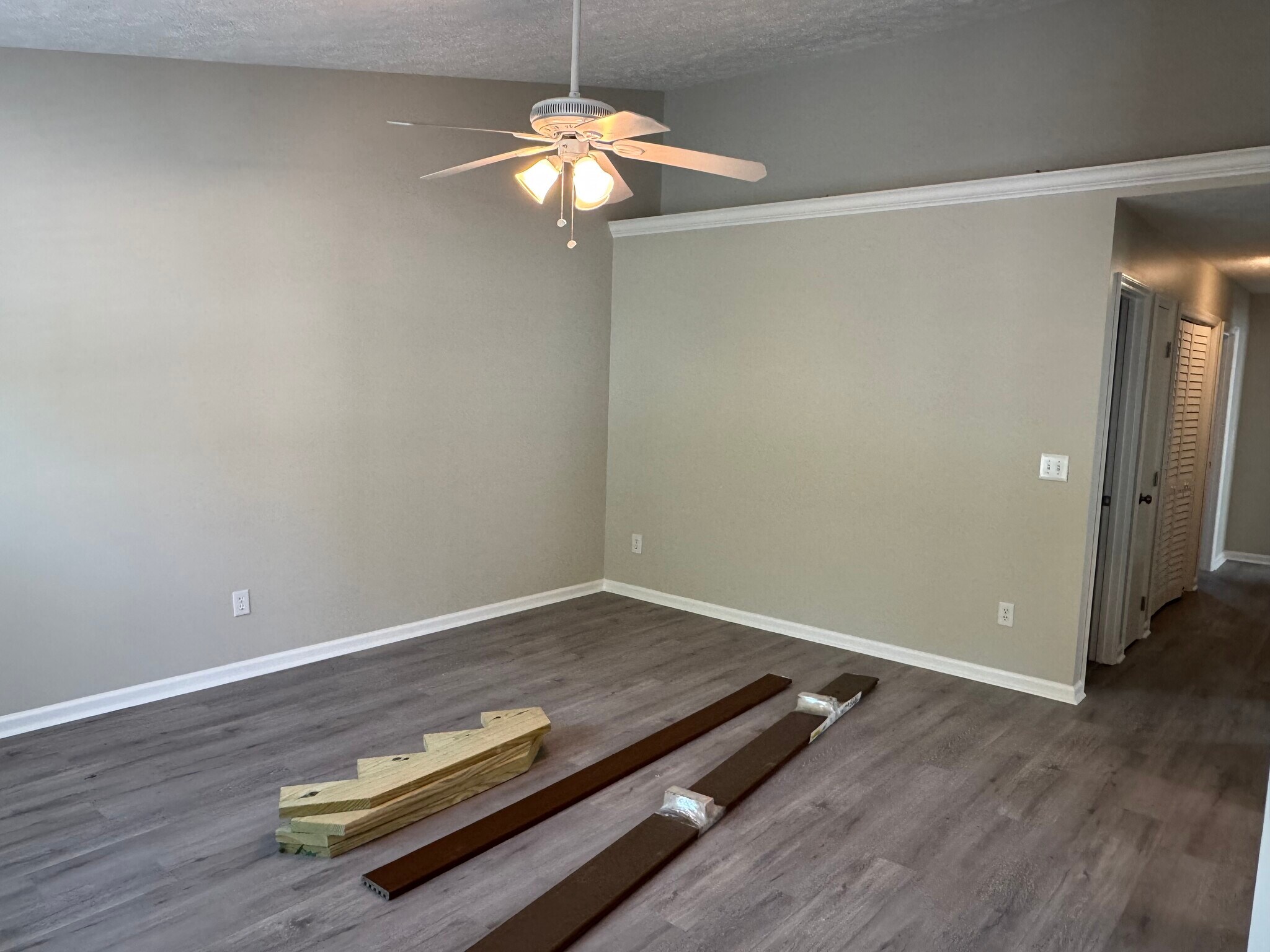 Building Photo - 624 Varsity Dr