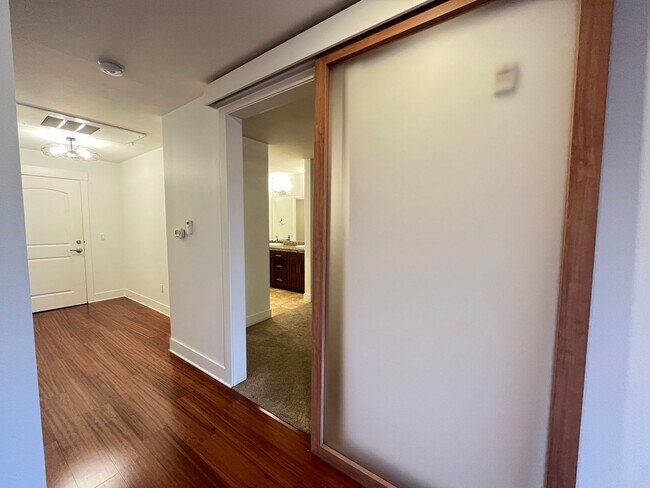 Building Photo - 2 Bed + 2 Bath Condo in the Belmont District Portland ~ Secured Garage Parking, Washer & Dryer in...