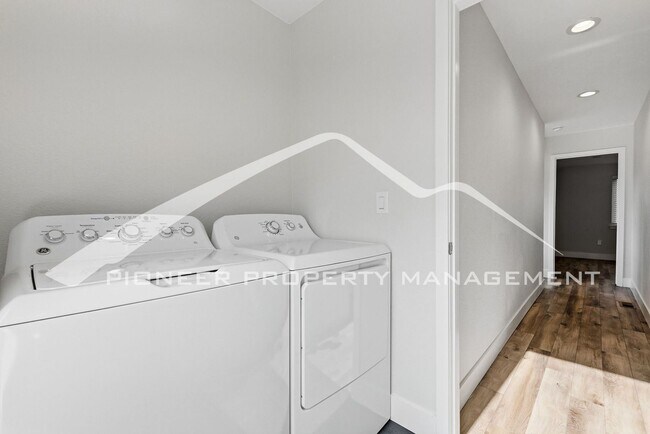 Building Photo - Spacious Townhouse with Central AC and 2-Car Garage