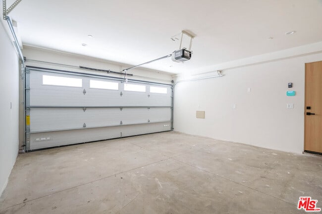 Building Photo - 1859 Barry Ave