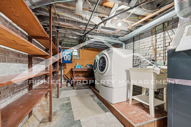 Building Photo - Charming Townhouse with Central AC and Great Location!