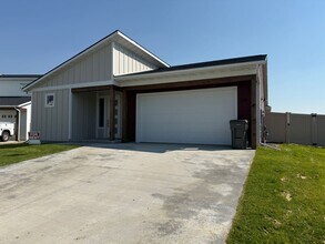 Building Photo - Pet Friendly 3 Bed 2.5 Bath Single Family ...