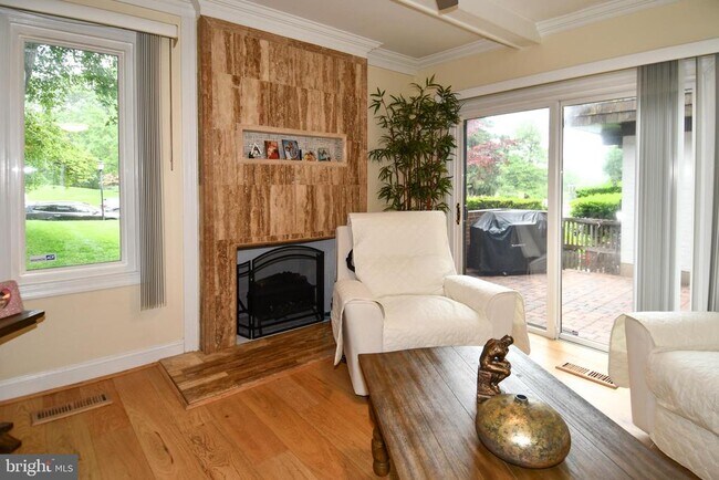 Building Photo - 9401 Hickory View Pl
