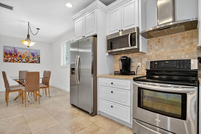 Building Photo - 1705 NE 11th St