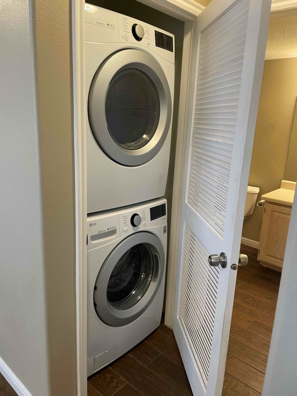 Building Photo - 550 Diagonal St