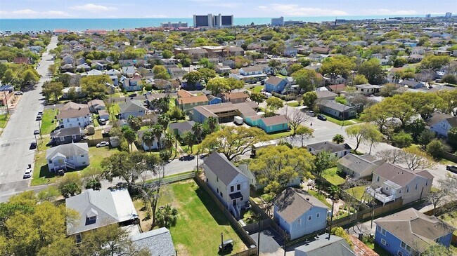 Building Photo - 4712 Avenue Q