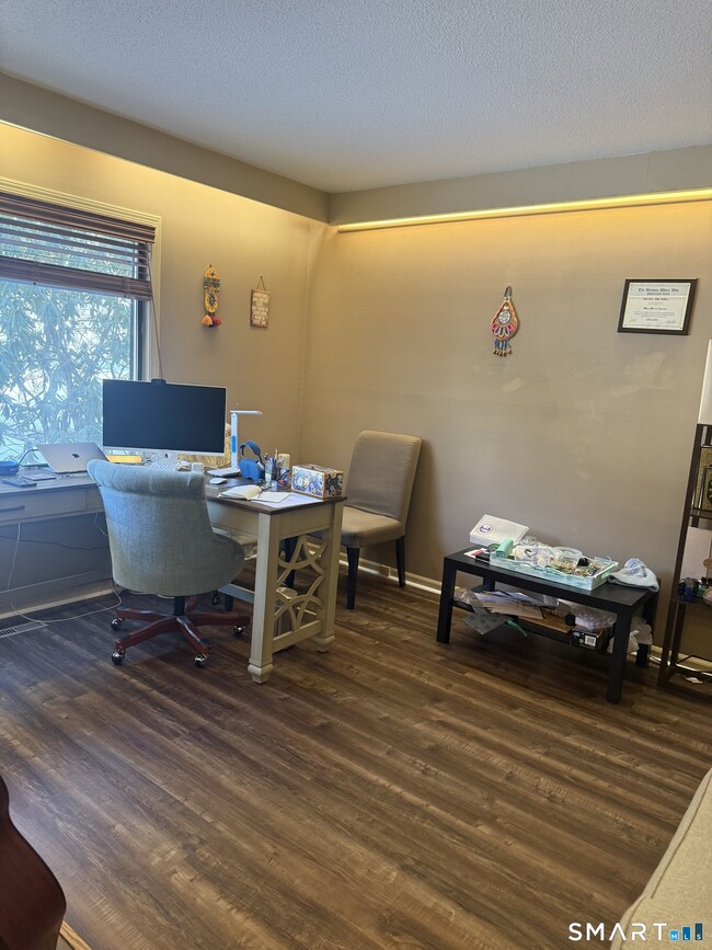 Building Photo - 8 Crossroads Ln