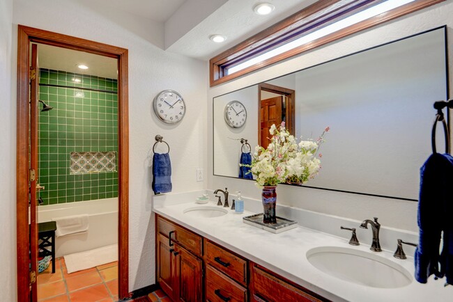 Building Photo - Stunning 4-Bedroom Albuquerque Foothill Ho...