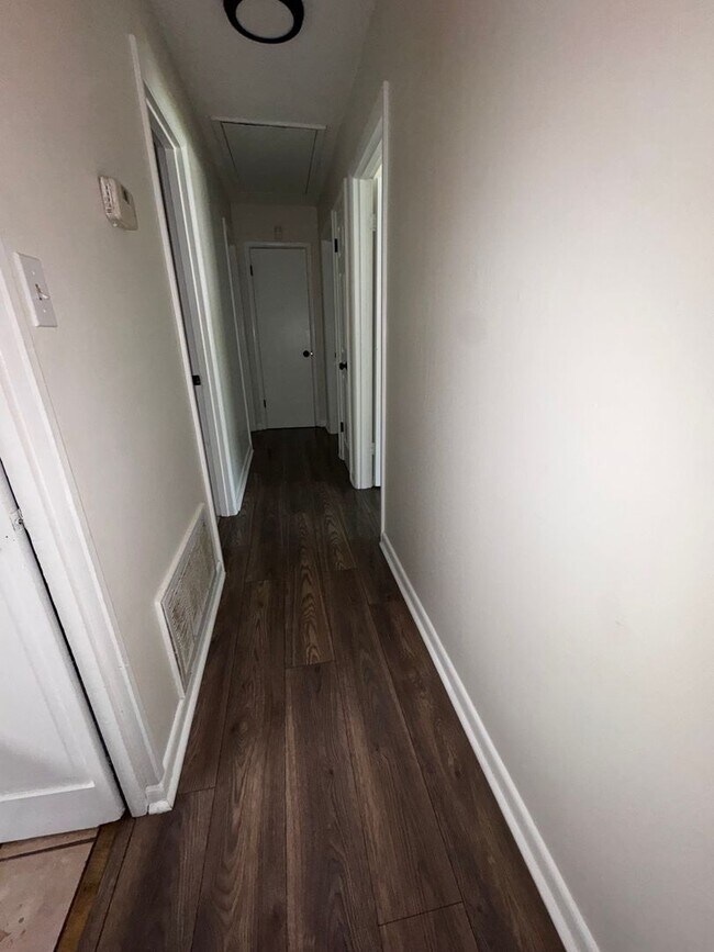 Building Photo - Charming 3 bedroom, 2 bathroom home featuring a fenced-in backyard and enclosed back porch. Fresh...