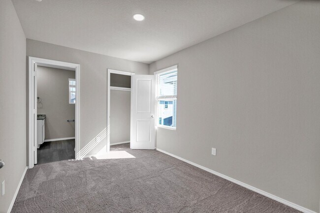 Building Photo - Converse Ridge