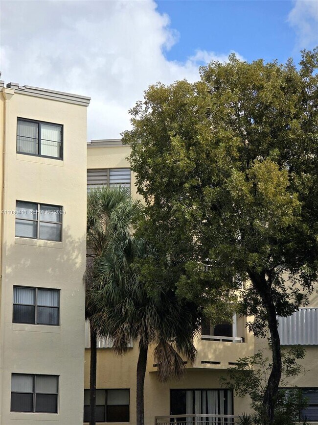 Building Photo - 8290 Lake Dr