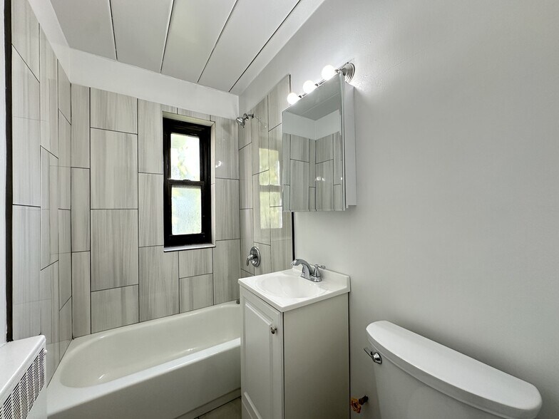 Building Photo - 1360 W Touhy Ave