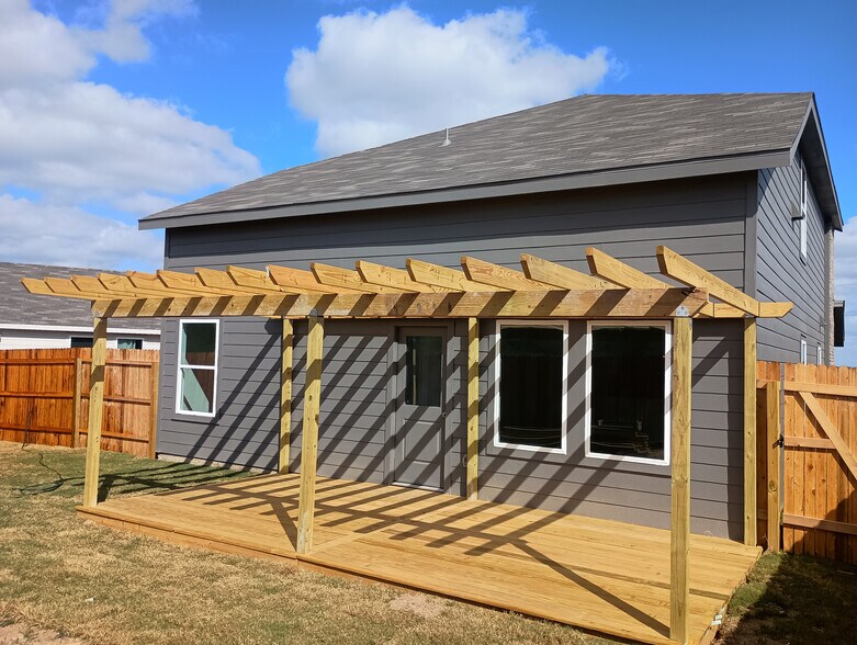 Building Photo - Room in House on Noir Ln