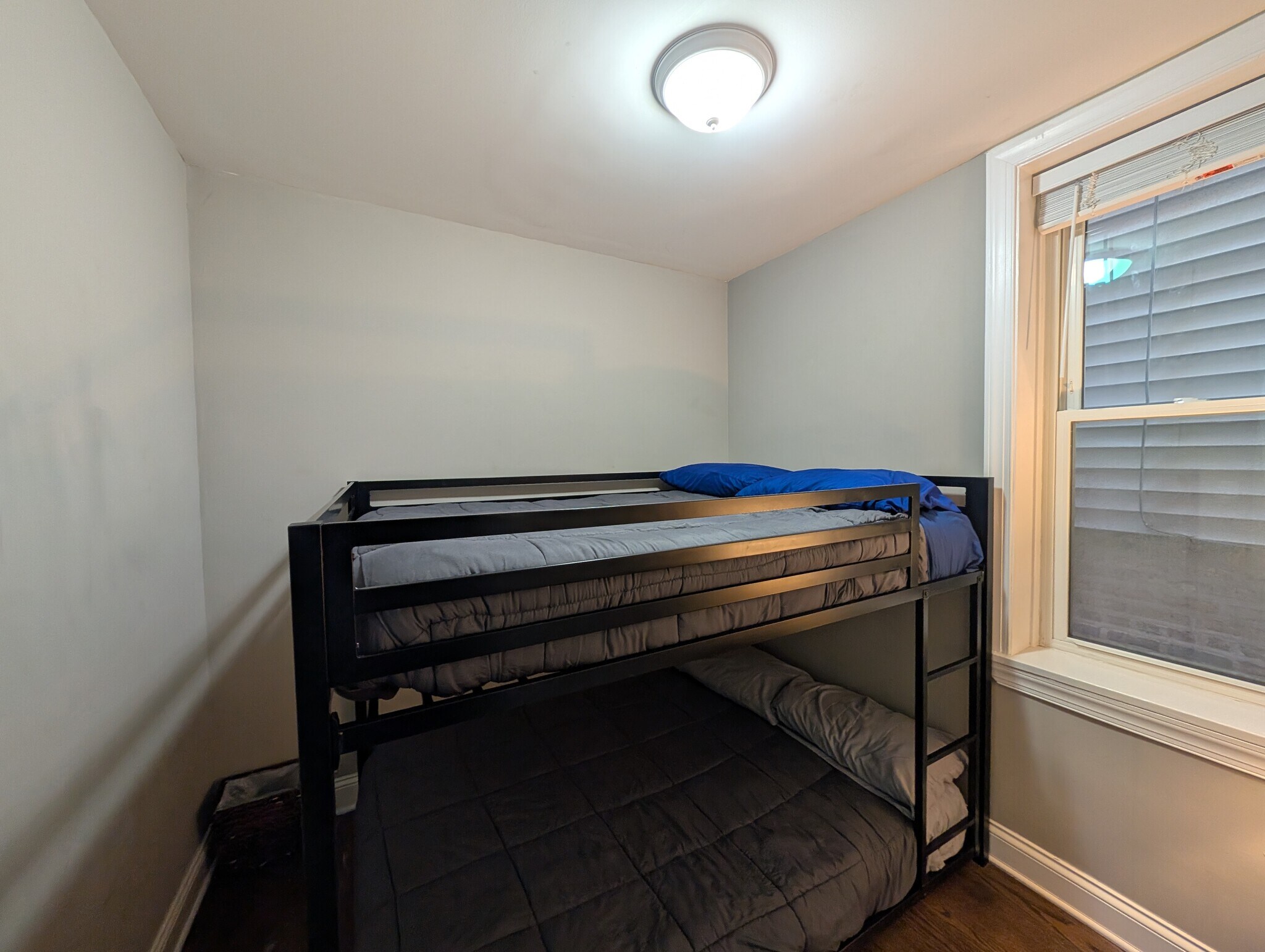 Building Photo - 1911 W Addison St