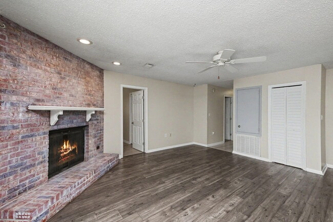 Building Photo - 6 Pinehurst Dr