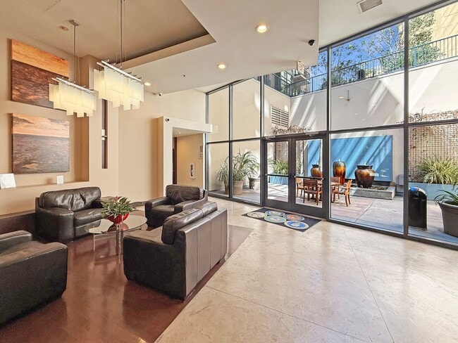 Building Photo - Modern Downtown Condo – 2BR/1BA in the Hea...