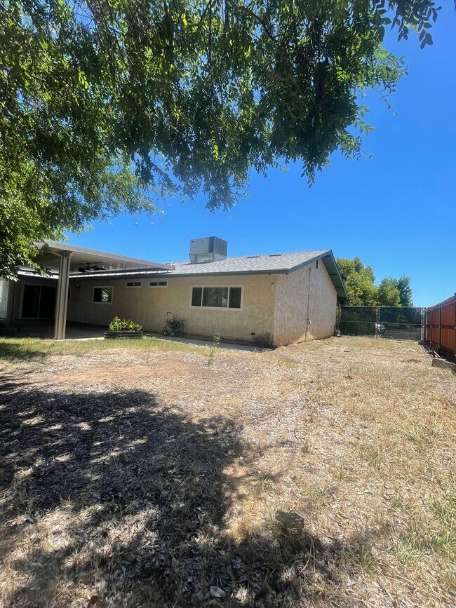 Building Photo - LARGE 4 BEDROOM 2 BATHROOM HOME IN THE PEPPERTREE SUBDIVISION