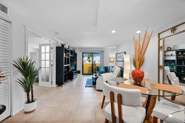 Building Photo - 1334 Collins Ave