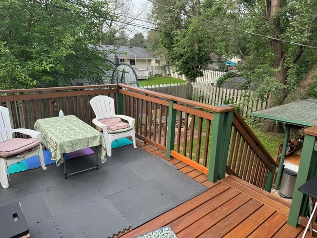 Building Photo - Gorgeous SFH with SS appliances, fenced ba...