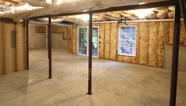 Building Photo - 6 Oak Ridge Road