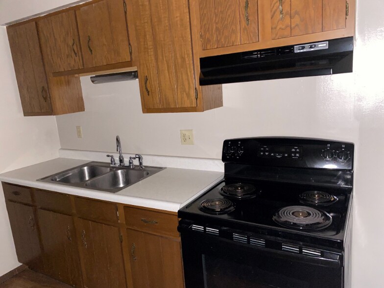 Building Photo - 1103 W Maple St