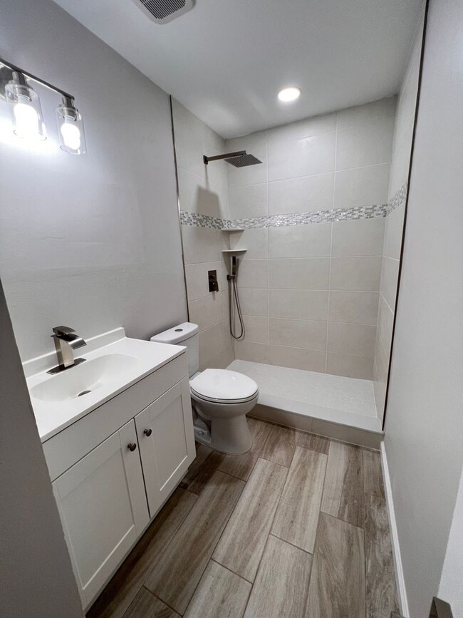 Building Photo - Location Annual Single Fam Rental Pets ok