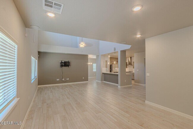 Building Photo - 249 Emerald Tower Dr