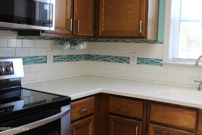 Building Photo - 933 Perrin Dr