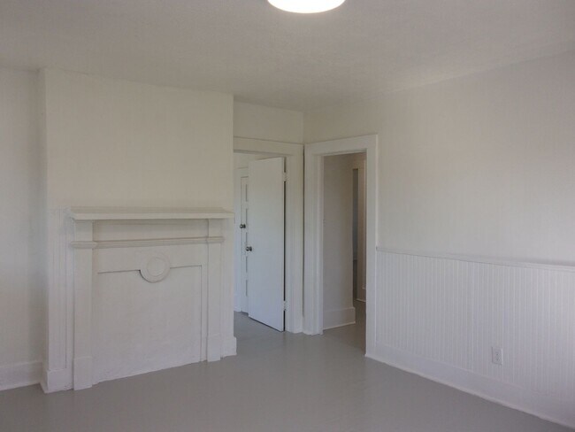 Building Photo - Fully Renovated 3 Bedroom 1 Bath Home
