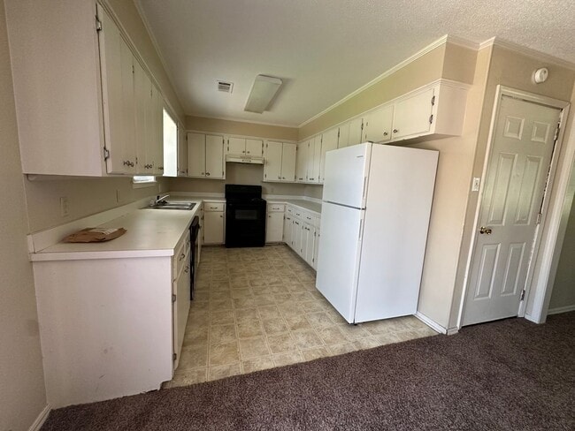 Building Photo - Introducing a charming 3-bedroom, 2-bathro...