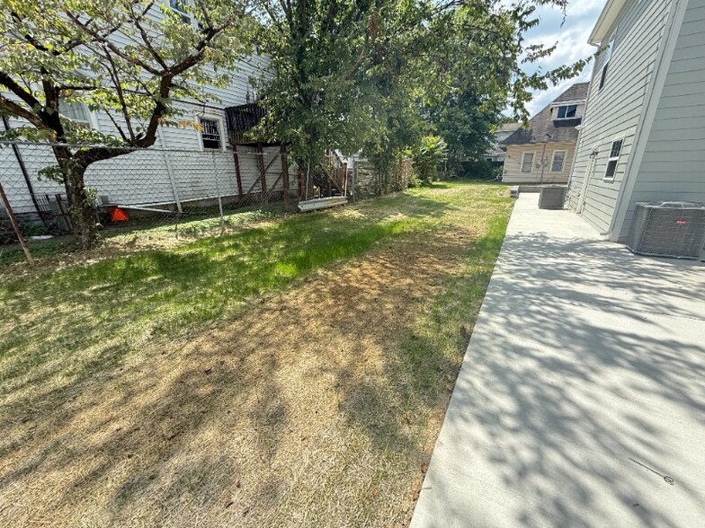 Building Photo - 1630 Ekin Ave