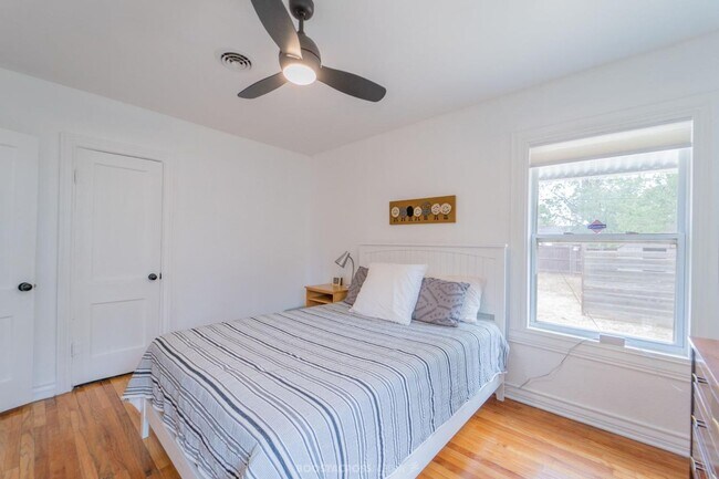 Building Photo - ADORABLE 3 bedroom!