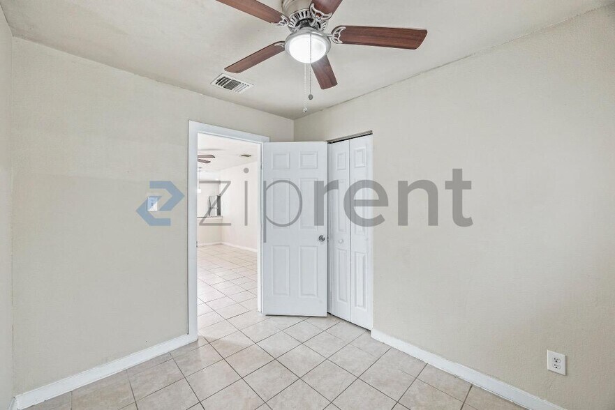 Building Photo - Unit