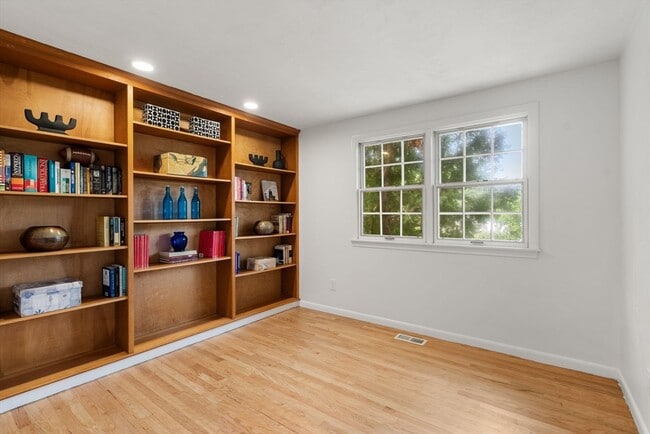 Building Photo - 10 Pinewood Cir