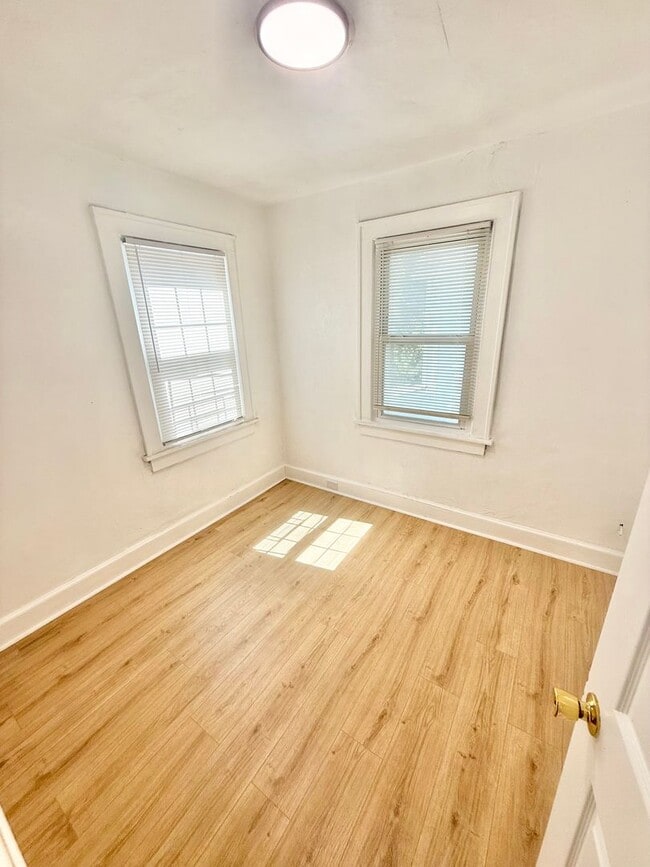 Building Photo - ***RENT READY~4 Bed RENOVATED 2 story house/w/ downstairs bedroom/Granite countertops