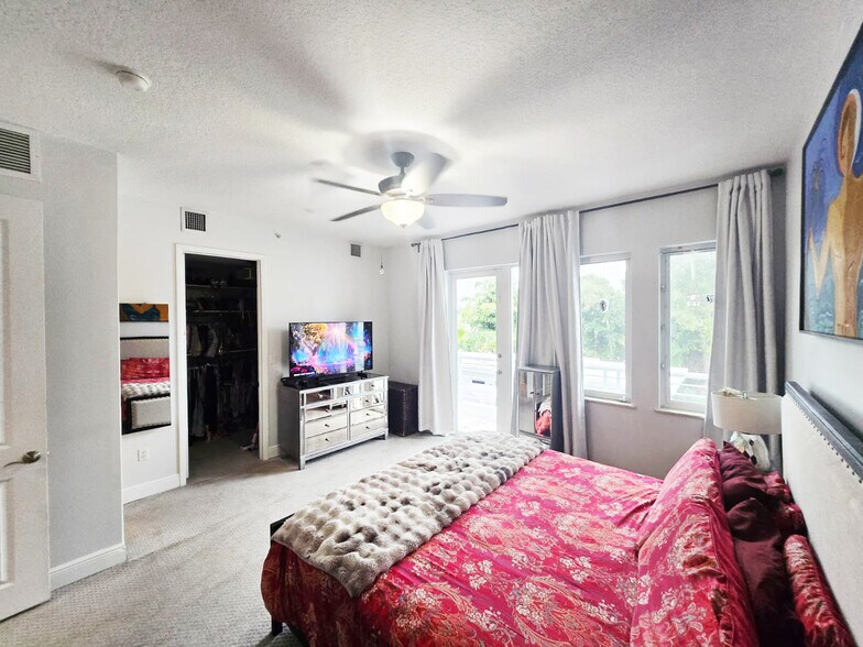 Building Photo - 302 NE 8th Ave