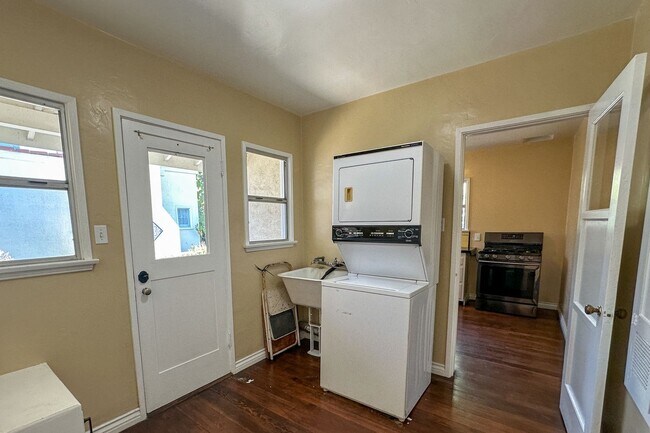 Building Photo - 2431 Walgrove Ave