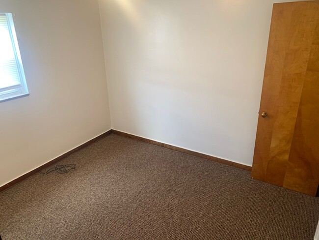 Building Photo - Spacious 2-bedroom 1-bath Townhome, Christ...