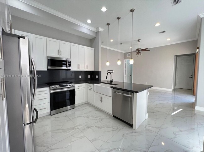 Building Photo - 8342 NW 39th Ct