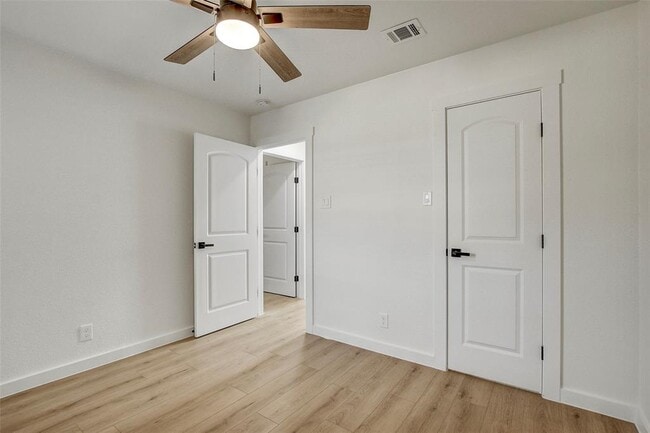 Building Photo - 1402 Valleyridge Cir