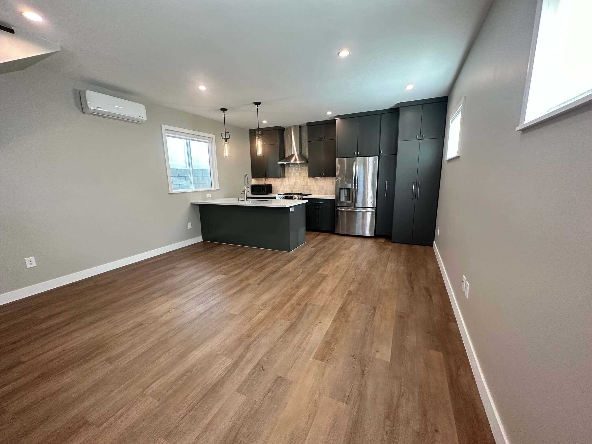 Large living room and modern kitchen with pull out pantry - 5642 Printwood Way